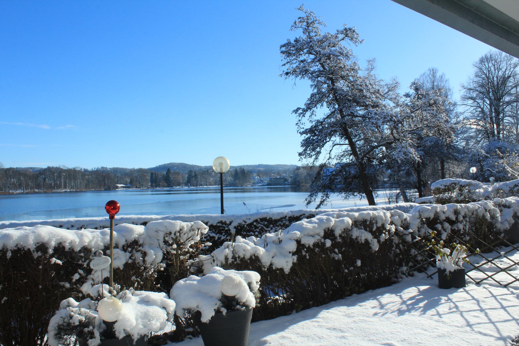 Terrasse mit Seeblick im Winter